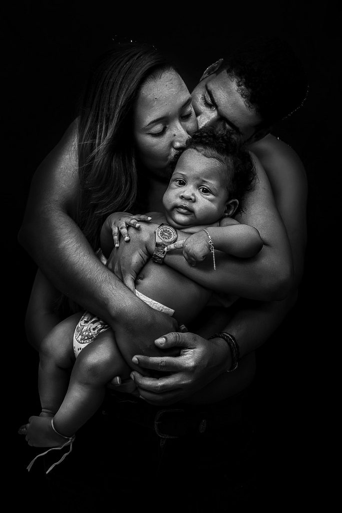 père enlace la mère qui enlace bébé