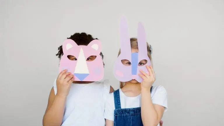 deux jeunes filles masquées