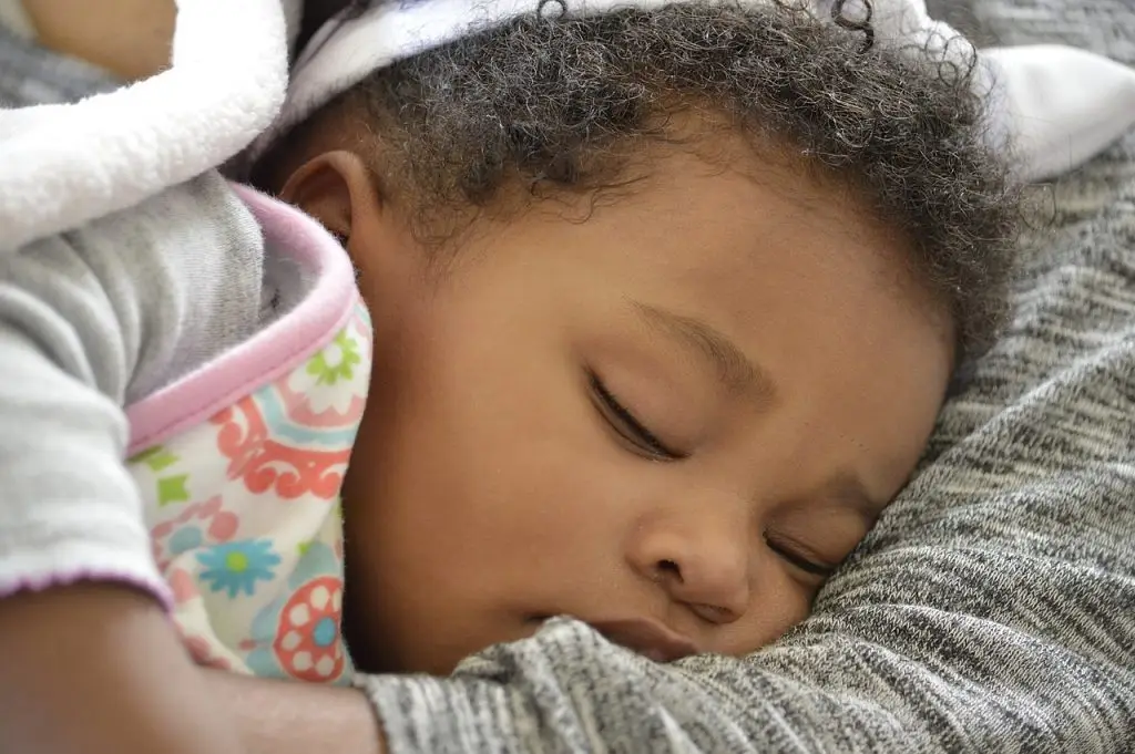 enfant endormi dans les bras