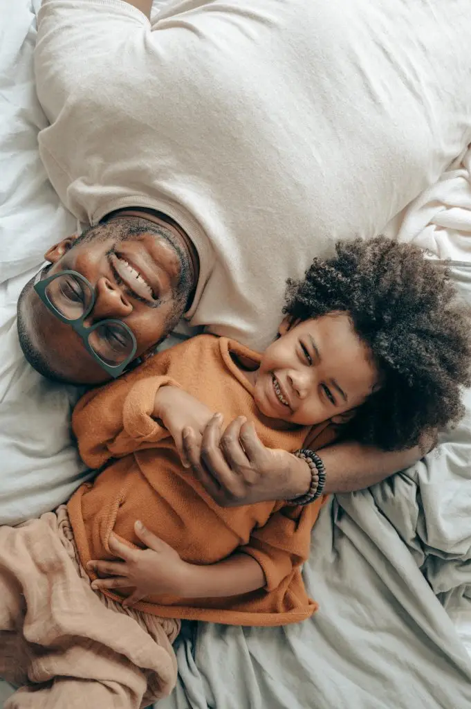 Père et fils souriant à contre-sens