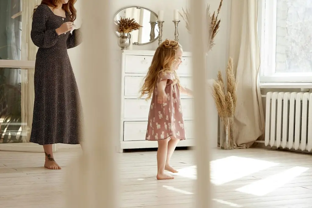 mère et sa fille en réflexion d'un miroir