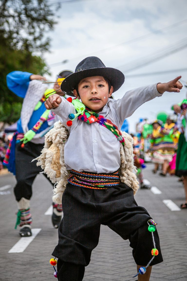 jeune garçon en habit traditionnel sud américain dansant